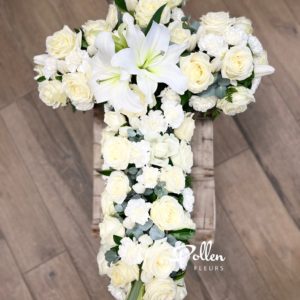 croix roses fleurs de saison blanches