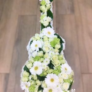 composition en forme de guitare fleurs blanches et vertes