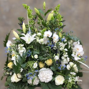 Devant tombe champêtre