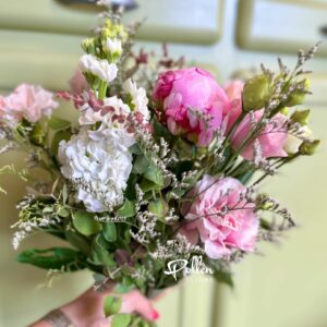 Brassée champêtre avec pivoines
